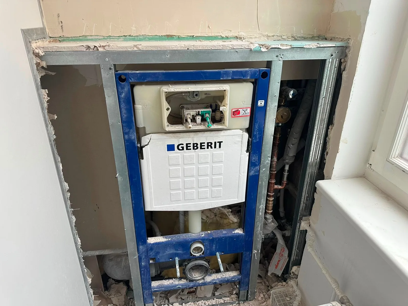 Geberit-Vorwand und Kupferleitungen
