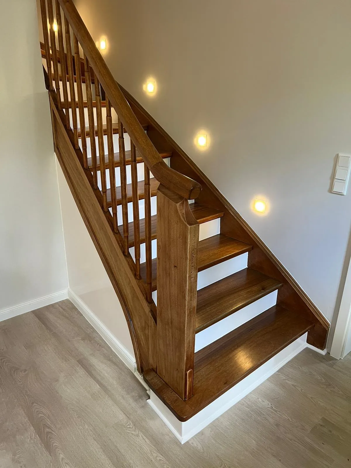 Holztreppe mit LED-Beleuchtung