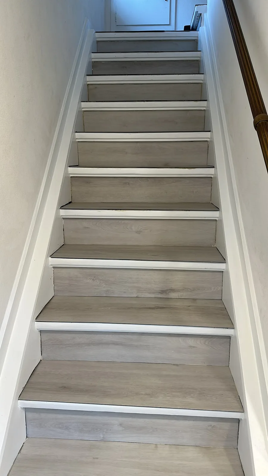 Helle Treppe mit Vinyl-Belag